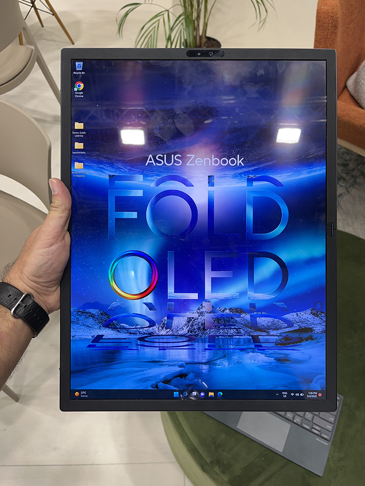 Zenbook 17 Fold OLED של ASUS Zenbook 17 Fold OLED של ASUS