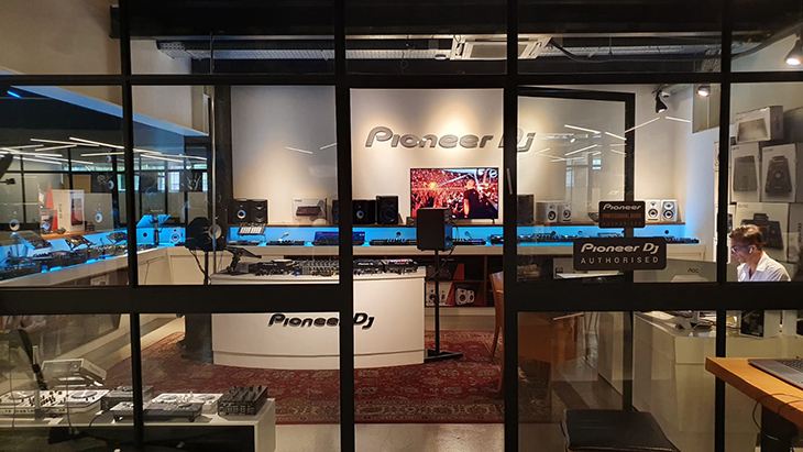 מחלקה שלמה לציוד DJ מבית PIONEER מחלקה שלמה לציוד DJ מבית PIONEER