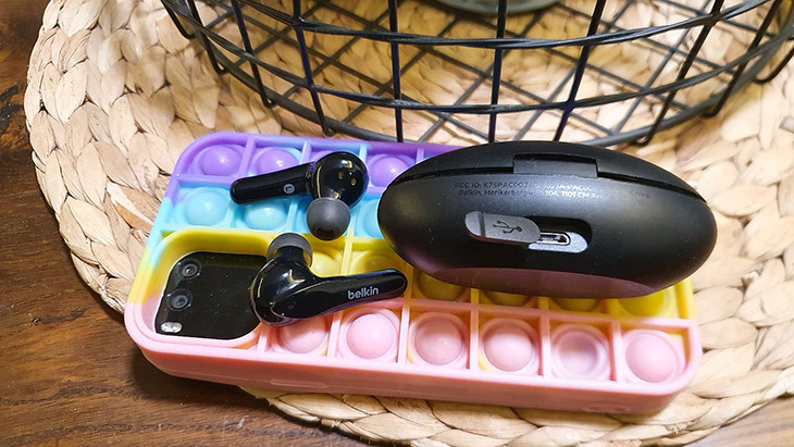 חיבור Micro USB בגב המארז חיבור Micro USB בגב המארז