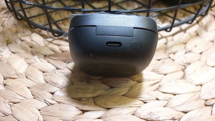 חיבור USB-C ולחצן בגב המארז חיבור USB-C ולחצן בגב המארז