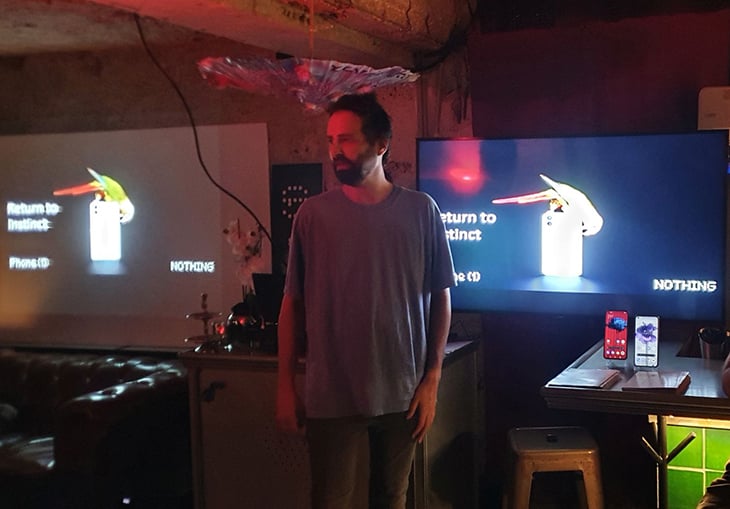 אמיר מודן, מנכ''ל באג, מציג את תכונות המכשיר. אמיר מודן, מנכ''ל באג, מציג את תכונות המכשיר.