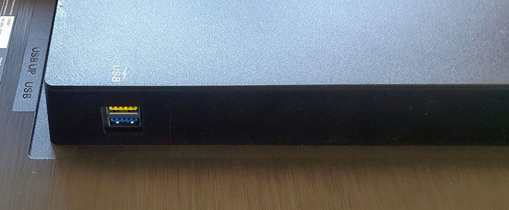 חיבורי USB ספונטניים בצד המסך חיבורי USB ספונטניים בצד המסך