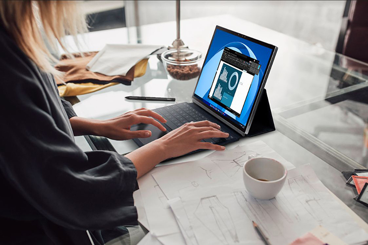 קל ורב שימושי, כולל מקלדת מגנטית XPS Folio ועט ייעודית XPS Stylus