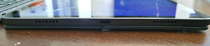 טעינה בחיבור USB-C ויציאת רמקולים בצדדים טעינה בחיבור USB-C ויציאת רמקולים בצדדים