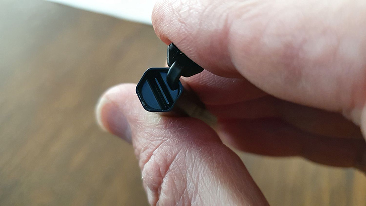 עט עם חיבור USB-C חבוי בראשה עט עם חיבור USB-C חבוי בראשה