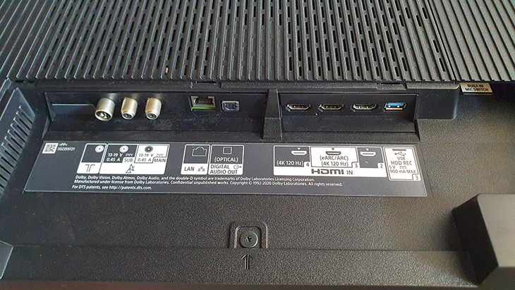 חיבור USB לדיסק SSD, כניסות HDMI, אופטי, רשת ואנטנה