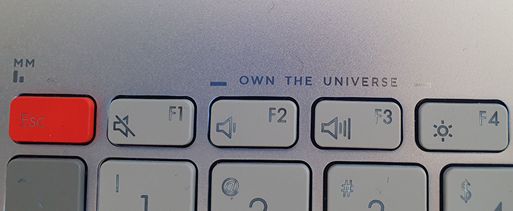 תציצו מעל מקשי ה- F ותראו כיתוב של 'own the universe' שאמור לעודד את המשתמשים