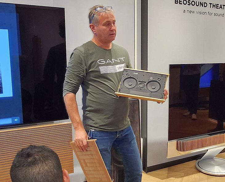 רונן ברקוביץ מציג את עיקרון הקיימות של B&O לפיו על מוצר ניתן לתקן ולשדרג רונן ברקוביץ מציג את עיקרון הקיימות של B&O לפיו על מוצר ניתן לתקן ולשדרג
