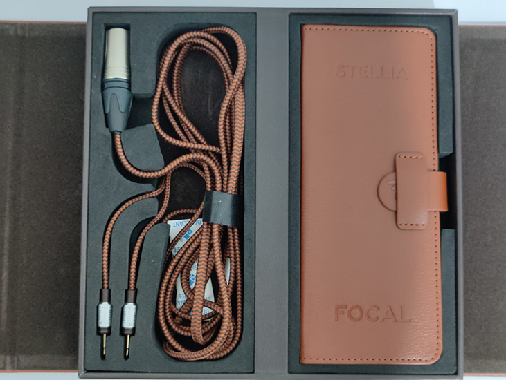 הכבלים והנרתיק של Focal Stellia בתוך הקופסה הכבלים והנרתיק של Focal Stellia בתוך הקופסה