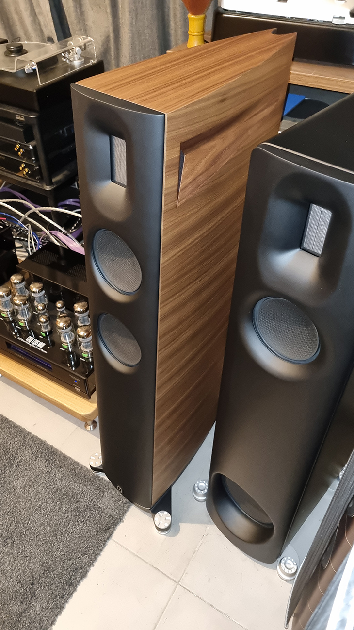 רמקולים תוצרת Audio Group Denmark. רמקולים תוצרת Audio Group Denmark.