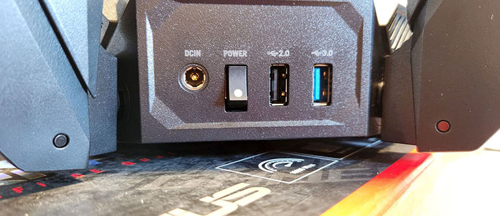 שתי כניסות USB: אחת מסוג USB-A USB 3.2 Gen 1, והשניה מסוג USB 2.0