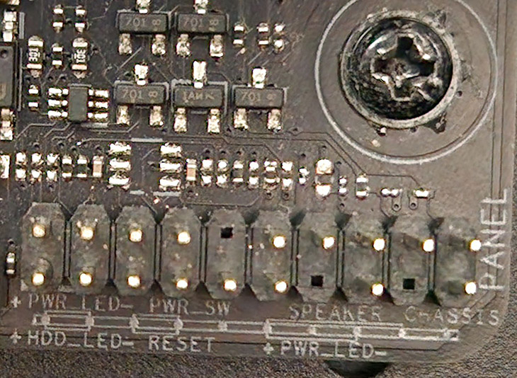 החיבורים של לחצני ה- reset ו- power, בנוסף על תאורת הלד של הדיסק החיבורים של לחצני ה- reset ו- power, בנוסף על תאורת הלד של הדיסק