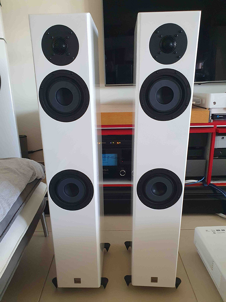זוג רמקולים של Acoustics-Vienna קשה להתרשם מהתמונות, אך במציאות הם פשוט יפיפיים. זוג רמקולים של Acoustics-Vienna קשה להתרשם מהתמונות, אך במציאות הם פשוט יפיפיים.