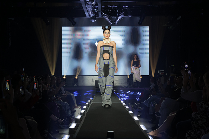 תצוגת אופנה המשלבת אופנה עילית ו-AI