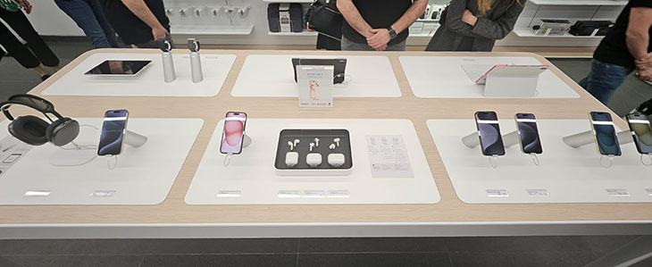 התנסות בלתי אמצעית בשלל מוצרי APPLE