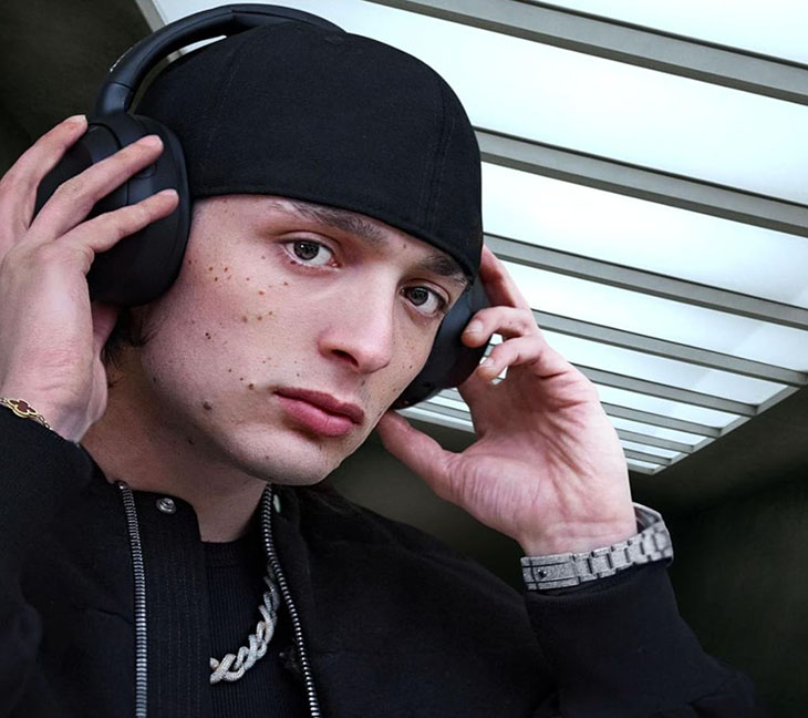 בחור צעיר עונד אוזניות סוני ULT WEAR