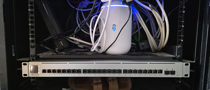 לפני חיבור קווי בין Pro Max 24 PoE והראוטר