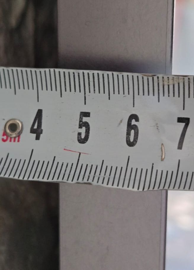 עובי מסך של 2.3 ס"מ בשולים