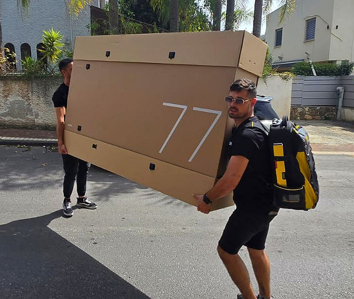 נציגי רטפון מספקים ומתקינים לי את הטלוויזיה