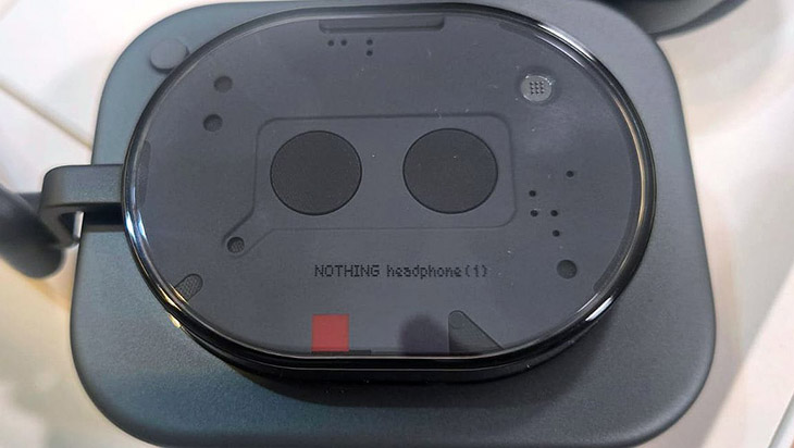מראה שקוף שכה מזוהה עם Nothing