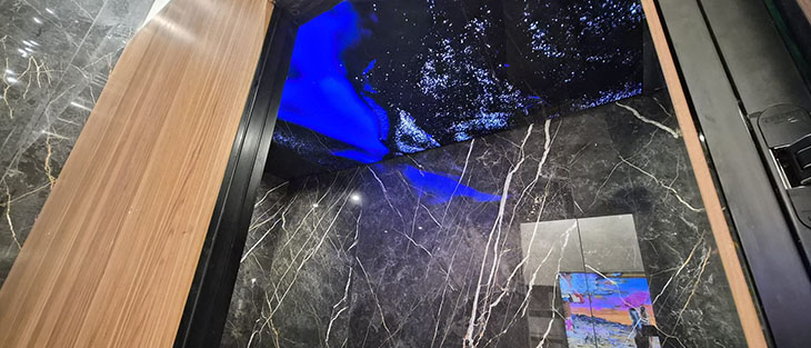 שירותים עם מסך OLED בתקרה