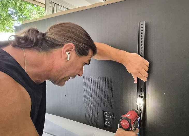 מתקן תליה מאסיבי לטלוויזיות בגודל 85 אינטש