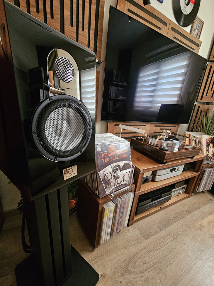 רגלי הסטנד המתכווננים של חברת Isoacoustics
