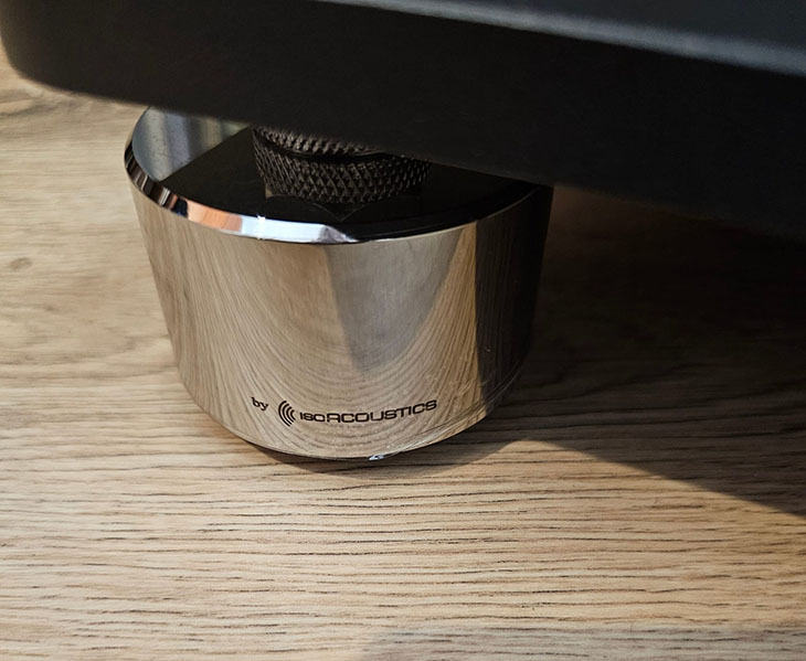 רגלי הסטנד המתכווננים של חברת Isoacoustics