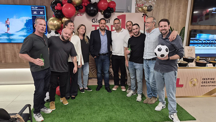 מארגני הערב מימין לשמאל: רוני קרצנר, רוני וולף, ערן גליה, עומר וולף, מאור שלו, עודד דגן, לימור רוזנטל, נעמי לבטמן, אלכס רדנסקי וארז בנק