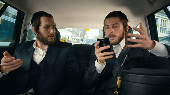 ינקי ומוישה, בברלין. ינקי רואה סמארטפון לראשונה בחייו