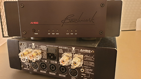 סט קדם מגבר וזוג מגברי מונו Benchmark סט קדם מגבר וזוג מגברי מונו Benchmark