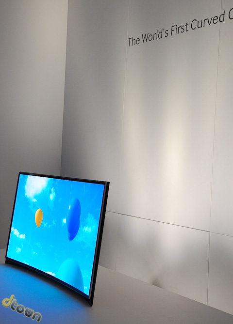 טלוויזית OLED קעורה