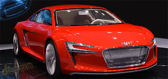 אאודי R8 e-tron עם מסך OLED כמראה