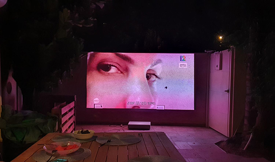 הקרנה על קיר בחצר