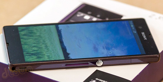 Sony Xperia Z - ביקורת סמרטפון - צילום אלי כרמי Sony Xperia Z - ביקורת סמרטפון - צילום אלי כרמי
